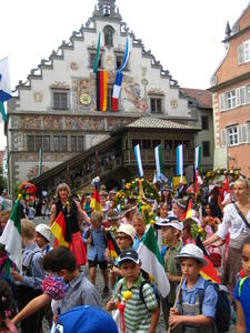 Bild vergr&ouml;&szlig;ern: Abmarsch der Kinder vor dem Alten Rathaus
