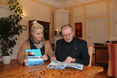 Bild vergr��ern: Oberb�rgermeister Dr. Gerhard Ecker und Birgit Russ aus dem B�ro des Oberb�rgermeisters freuen sich �ber die �berarbeitete Auflage der B�rgerinformationsbrosch�re.