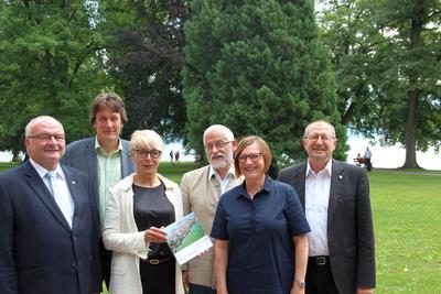 Bild vergr��ern: Freuen sich auf die Landesgartenschau 2021 (von links): Roland Albert, Vorsitzender der Gesellschaft zur F�rderung der bayerischen Landesgartenschauen mbH, Uli Pfanner, B�rgermeister von Scheidegg, Claudia Knoll und Meinrad Gfall, Gesch�ftsf�hrung der Lindauer Gartenschaugesellschaft, Dagmar Vo�, Gesch�ftsf�hrerin der Gesellschaft zur F�rderung der bayerischen Landesgartenschauen mbH und Lindaus Oberb�rgermeister Dr. Gerhard Ecker.