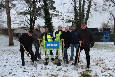 Bild vergr��ern: OB Dr. Gerhard Ecker, Jan Wragge (Betriebsleiter Stadtg�rtnerei), Sportplatzwart Wolfgang Mayr, Spielplatzwart Sven Sch�ner, Meinrad Gfall (Stellvertretender Leiter der GTL), Jan Ruoff (Bauleiter Polytan) und Peter Eberhardt (Vertrieb Polytan).