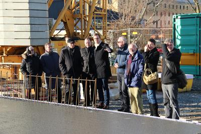 Bild vergr��ern: Hilmar Ordelheide von der Abteilung Hochbau der Stadt erkl�rt OB Dr. Gerhard Ecker (Dritter von rechts), wie das Geb�ude aussehen soll.