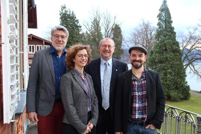 Bild vergr��ern: Verwaltungsratsmitglied Ulrich Kaiser, die neue Musikschulleiterin Victoria Scherer, Oberb�rgermeister Dr. Gerhard Ecker und Karlheinz Gr�bel, Verwaltungsrat des Elternbeirates der Musikschule Lindau.