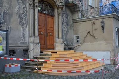 Bild vergr&ouml;&szlig;ern: Am Haupteingang des Cavazzen entsteht ein Phantomger&uuml;st