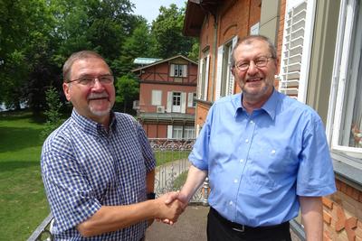 Bild vergr��ern: Winfried Hamann (links) zusammen mit OB Dr. Gerhard Ecker.