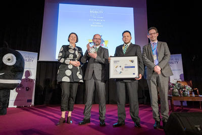 Bild vergr��ern: Die Auszeichnung �European Mobility Week Award� in Br�ssel (v.l.) Violeta Bulc, EU-Kommissarin, GTL-Werkleiter Kai Kattau, Jaime Vald�s. Mobilit�tsplaner und J�rgen M�ller Kabinettschef von Karmenu Vella.