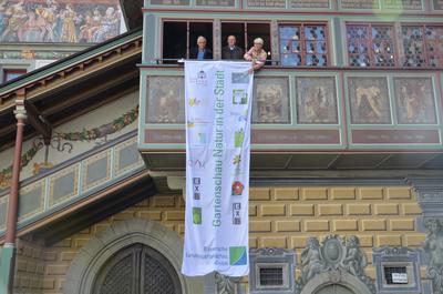 Bild vergr��ern: v.l.n.r.: Meinrad Gfall, Gesch�ftsf�hrer der Gartenschau, Dr. Gerhard Ecker, Oberb�rgermeister der Stadt Lindau und Claudia Knoll, Gesch�ftsf�hrerin der Lindauer Gartenschau.
