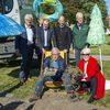 Bild vergr��ern: Hintere Reihe: Martin Richter-Liebald von der Bayerischen Landesgartenschau GmbH, Dr. Gerhard Ecker, Oberb�rgermeister der Stadt Lindau, Elmar Stegmann, Landrat, und Rudolf B�rner, Garten- und Landschaftsbau B�rner. 
Vordere Reihe: Meinrad Gfall und Claudia Knoll, Gesch�ftsf�hrer der Gartenschau Lindau.