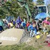 Bild vergr��ern: Die Sch�ler der Freien Schule bereiten den Gartenstrand vor.