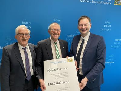 Bild vergr��ern: Sie haben Grund zu lachen: Der ehemalige CSU-Landtagsabgeordnete Eberhard Rotter und Lindaus Oberb�rgermeister Dr. Gerhard Ecker freuen sich �ber F�rderbescheid, den Minister Dr. Hans Reichhart pers�nlich �bergeben hat (von links).