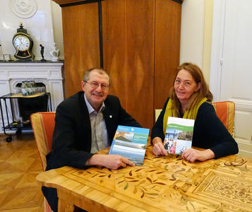 Bild vergr��ern: Oberb�rgermeister Dr. Gerhard Ecker und Patricia Herpich vom Presseamt der Stadt Lindau mit dem neuen Seniorenratgeber und der neuen B�rgerinformationsbrosch�re.