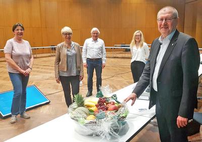 Bild vergr��ern: Zum Abschied bekam OB Dr. Ecker einen Obstkorb und zwei Dauerkarten �berreicht.