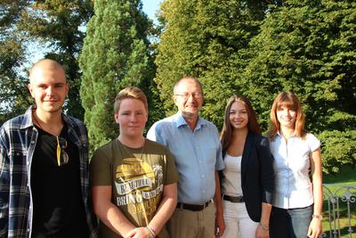 Bild vergr��ern: Oberb�rgermeister Dr. Gerhard Ecker begr��t die Auszubildenden Jannis Stiehle, Fabian Boms, Lara Nell und Caroline Schuster bei der Stadt Lindau (B).