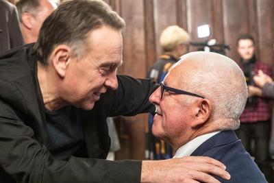 Bild vergr&ouml;&szlig;ern: Alexander Kiss gratulierte seinem "Lieblingsschwarzen" im Januar 2020 zur Verleihung des Ehrenb&uuml;rgerrechts. Karl Schober verstarb am 4. Juni 2020.