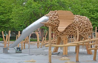 Bild vergr��ern: Der kleine und der Gro�e Elefant auf der Insel freuen sich auf die Kinder, die bald auf den Spielplatz kommen. Am Sina-Kinkelin-Platz entsteht ein wahrer Traum von Spielplatz. Nat�rlich sind Kinder und auch Eltern schon ganz neugierig und ungeduldig. Deshalb eine kurze Pressemitteilung zum Stand am Sina-Kinkelin-Platz.