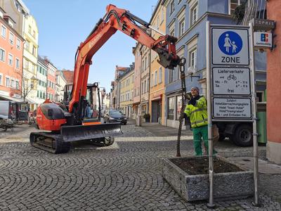 Bild vergr��ern: Die Bauarbeiten an den Eing�ngen zur Fu�g�ngerzone Lindau haben begonnen: In Zukunft verhindern versenkbare Poller, dass Fahrzeuge au�erhalb der Lieferzeiten in die Fu�g�ngerzone fahren. Ren� Nietzsche (im Bild rechts) von der ausf�hrenden Firma Dobler ist einer der Fachleute, die f�r den Aufbau der Poller zust�ndig sind.