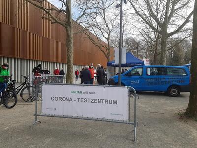 Bild vergr��ern: Schnellteststation an der Inselhalle am Ostersamstag