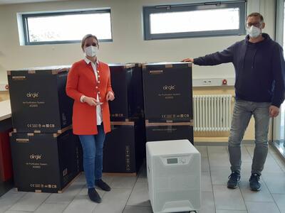 Bild vergr��ern: Luftreinigungsger�te als weiterer Baustein f�r den Infektionsschutz an den Lindauer Schulen: Die Hausmeister der Schulen wurden im Umgang mit den mobilen Luftreinigern in der Dreifachturnhalle Lindau unterwiesen, bevor die Ger�te in den Schulen aufgestellt wurden. Auf dem Foto: Lindaus Oberb�rgermeisterin Dr. Claudia Alfons und Olaf K�ppe, Leiter des Sachgebiets Hausmeister und Reinigungskr�fte bei der Stadtverwaltung Lindau.