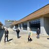 Bild vergr��ern: Vom Baufortschritt des GTL-Neubaus in der Robert-Bosch-Stra�e 41 in Lindau �berzeugten sich Dr. Claudia Alfons, Oberb�rgermeisterin der Stadt Lindau zusammen mit den Bauherren Kai Kattau, Werkleitung GTL (2. von rechts) und Pius Hummler, stellvertretender Werkleiter der GTL (rechts) sowie Markus Beck (links) und Alexander Manz (2. von links) von der Projektsteuerung durch das Unternehmen gbd GmbH.