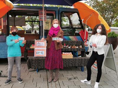 Bild vergr��ern: Die neue Lindau Fair Schokolade wurde jetzt auf dem Mittwochs-Markt in Lindau vorgestellt. Zum Ortstermin kamen Lindaus Oberb�rgermeisterin Dr. Claudia Alfons sowie die jungen Lindauer Cover-K�nstler Tim Kirchgatterer und Kristin Euscher, beide vom Valentin-Heider-Gymnasium Lindau.