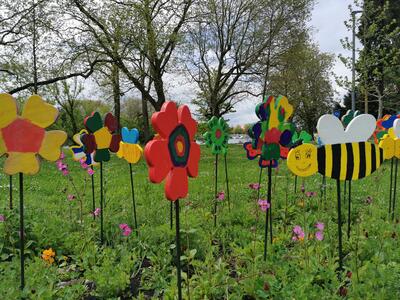 Bild vergr��ern: Gute Laune durch fr�hliche Installationen: In Lindau haben Grundschulkinder bunt  bemalte Blumen und Bienen gestalten, die den Weg auf das Gel�nde der Gartenschau weisen.