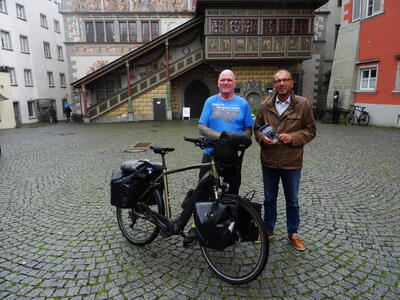 Bild vergr��ern: Lindaus Hauptamtsleiter Thomas Nuber (rechts) empfing Oliver Trelenberg vor dem Alten Rathaus.