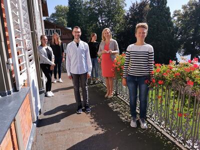 Bild vergr��ern: Die neuen Auszubildenden in der Stadtverwaltung f�hlen sich wohl. Auf dem Foto von links nach rechts: Enola Br�g, Sabrina Stocker, beide auszubildende Verwaltungsfachangestellte, Enrico Pintus, Auszubildender zum Staatlich anerkannten Erzieher, Ausbildungsbeautragte Julia Leising von der Stadtverwaltung Lindau, Oberb�rgermeisterin Dr. Claudia Alfons und Isabelle Quentmeier, auszubildende G�rtnerin Fachrichtung Zierpflanzenbau.