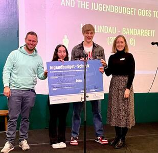 Bild vergr&ouml;&szlig;ern: Stadtrat Florian N&uuml;berlin, Kim Vogler und Marc Boye von der Projektgruppe Luv und Stadtr&auml;tin Jasmin Sommerwei&szlig; bei der Scheck&uuml;bergabe.