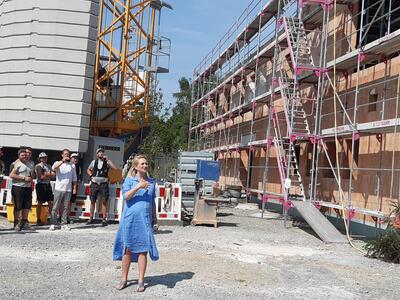 Bild vergr&ouml;&szlig;ern: Oberb&uuml;rgermeisterin Dr. Claudia Alfons bei der Begr&uuml;&szlig;ung der G&auml;ste zum Richtfest der KiTa Zech.