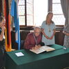 Bild vergr��ern: Die Nobelpreistr�ger nutzten den Besuch im Alten Rathaus, um sich in das Goldene Buch der Stadt einzutragen. (Im Bild sitzend) Morten Meldal, (Nobelreistr�ger Chemie 2022) war vor 36 Jahren als Nachwuchswissenschaftler bei der 36. Lindauer Nobelpreistr�gertagung, neben ihm steht Michael Levitt, der 2013 den Nobelpreis (ebenfalls Chemie) erhalten hat. Er ist aktuell zu seiner 5. Tagung in Lindau. Rechts im Bild: B�rgermeisterin Katrin Dorfm�ller und Birgit Russ (Stadt Lindau).
