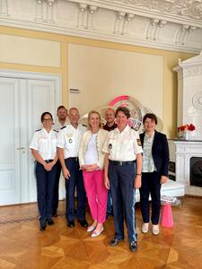 Bild vergr��ern: Oberb�rgermeisterin Dr. Claudia Alfons und Polizeipr�sidentin Dr. Claudia Str��ner gemeinsam mit Vertreterinnen und Vertreter der ortsans�ssigen Polizeidienststellen sowie den zust�ndigen Amts- oder Abteilungsleitungen der Kommunalverwaltung.