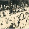 Bild vergr��ern: Vor 100 Jahren: Das Lindauer Kinderfest 1923 - Fahnen f�r die Jungen und Blumen f�r die M�dchen.