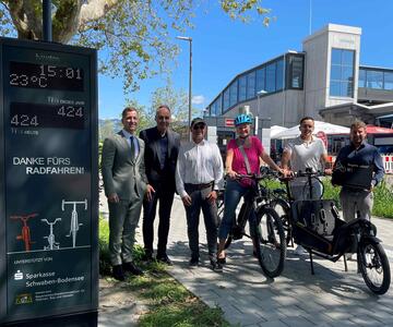 Bild vergr��ern: v.li. Moritz Rinklin, Gebietsdirektor Lindau/Westallg�u der Sparkasse Schwaben-Bodensee, Bernhard Niechoj, Ralf Weichelt, beide Firma NEO.SENS, B�rgermeisterin Katrin Dorfm�ller, Jaime Vald�s Valverde, Mobilit�tsmanager Stadt Lindau und Andreas Bauer, Abteilungsleiter GT-Unterhalt.