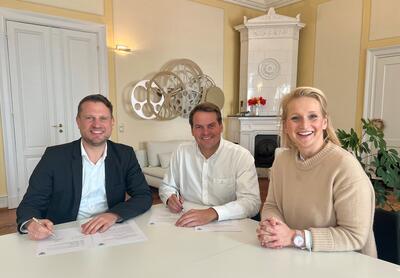 Bild vergr��ern: v.li.: Hannes R�sch, Gesch�ftsf�hrer der Stadtwerke Lindau, Pius Hummler, Werkleiter der Garten- und Tiefbaubetriebe der Stadt Lindau und Oberb�rgermeisterin Dr. Claudia Alfons bei der Vertragsunterzeichnung.