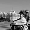 Bild vergr��ern: Christo und Jeanne-Claude sitzen vor dem verh�llten Reichstag 1995