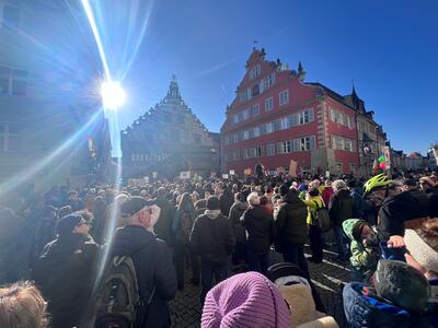 Bild vergr&ouml;&szlig;ern: Rund 2.000 Menschen versammelten sich am 27. Januar 2024 vor dem Alten Rathaus anl&auml;sslich der Kundgebung gegen Rechts.