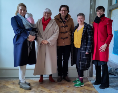 Bild vergr��ern: v.li. Oberb�rgermeisterin Dr. Claudia Alfons, Staatsministerin Claudia Roth, Kulturamtsleiter Alexander Warmbrunn, Landtagsabgeordnete Sanne Kurz und Museumsleiterin Barbara Reil im Cavazzen.