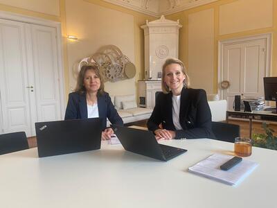 Bild vergr��ern: Oberb�rgermeistern Dr. Claudia Alfons (re.) und K�mmerin Birgitt Richter sprechen �ber den Haushaltskonsolidierungsprozess.