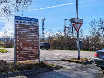 Bild vergr&ouml;&szlig;ern: Lindau lichtet den Schilderwald.