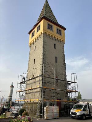 Bild vergr��ern: Der Mangturm am Lindauer Hafen erf�hrt in den kommenden Wochen Dachreparaturen.