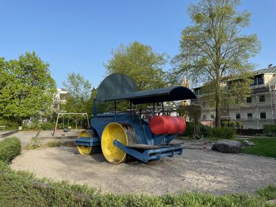 Bild vergr��ern: Die Dampfwalze auf dem Spielplatz am Alpengarten.