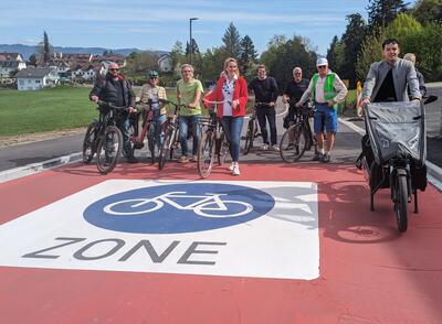 Bild vergr��ern: Oberb�rgermeisterin Dr. Claudia Alfons er�ffnete mit den Projektverantwortlichen der Stadt Lindau sowie Mitgliedern des Stadtrates die Fahrradstra�en.