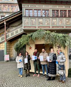 Bild vergr��ern: Lena Ellensohn (Ortsvorsitzende Handelsverband Lindau-Westallg�u), Anna-Lena Hau�er (Leiterin Lindauer Regionalgesch�ftsstelle IHK Schwaben), Niklas Ringeisen (Standortf�rderer Stadt Lindau), Yassine Douar (Vorstandssprecher IG Zukunft Insel), Dr. Claudia Alfons (Oberb�rgermeisterin Stadt Lindau), Christa Hagel (Lindauer Kunstschaffende)