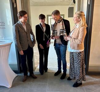 Bild vergr��ern: Symbolische Schl�ssel�bergabe im Cavazzen-Museum: Nachdem die Sanierung des Geb�udes abgeschlossen ist, steht der Endspurt an: Unter der Federf�hrung des Kulturamts werden nun die musealen Strukturen eingebaut. Im Bild v.li.n.re.: Kulturamtsleiter Alexander Warmbrunn, Museumsleiterin Barbara Reil, Hochbauleiter Hilmar Ordelheide und Oberb�rgermeisterin Dr. Claudia Alfons.