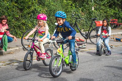 Bild vergr��ern: Kinder auf Fahrr�dern beim FamilienRadTag.