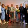 Bild vergr��ern: Rhomberg Bau-Projektleiter Manuel Weiner (Mitte), Lindaus Stadtbaumeister Kay Koschka (links daneben) sowie die Juryvorsitzende Prof. Lydia Haack (3. v. l.) mit den drei Gewinnerteams des Architektenwettbewerbs zur Weiterentwicklung des Zechwald-Areals.