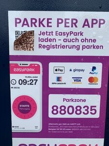 Bild vergr��ern: Ein Parkautomat mit einem �berklebten, gef�lschten QR-Code.