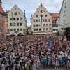 Bild vergr��ern: Am Kinderfest verwandelt sich der Bismarckplatz in ein farbenfrohes Meer aus Blumen und Fahnen.