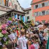 Bild vergr��ern: Schulkinder der Lindauer Schulen lauschen gespannt der Rede und dem Kindefestgedicht.