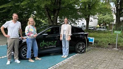 Bild vergr��ern: Freuen sich �ber die neue E-Carsharing-Station in Lindau (v.l.n.r.): Hannes R�sch (Gesch�ftsf�hrer Stadtwerke Lindau), Oberb�rgermeisterin Dr. Claudia Alfons und Eileen Stork (Marketing �DEER�).