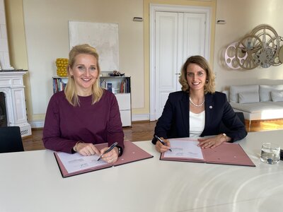 Bild vergr��ern: Freuen sich �ber die Vertragsunterzeichnung: Lindaus Oberb�rgermeisterin Dr. Claudia Alfons und Generaloberin Caroline Vogt, Vorstandsvorsitzende der Schwesternschaft M�nchen.